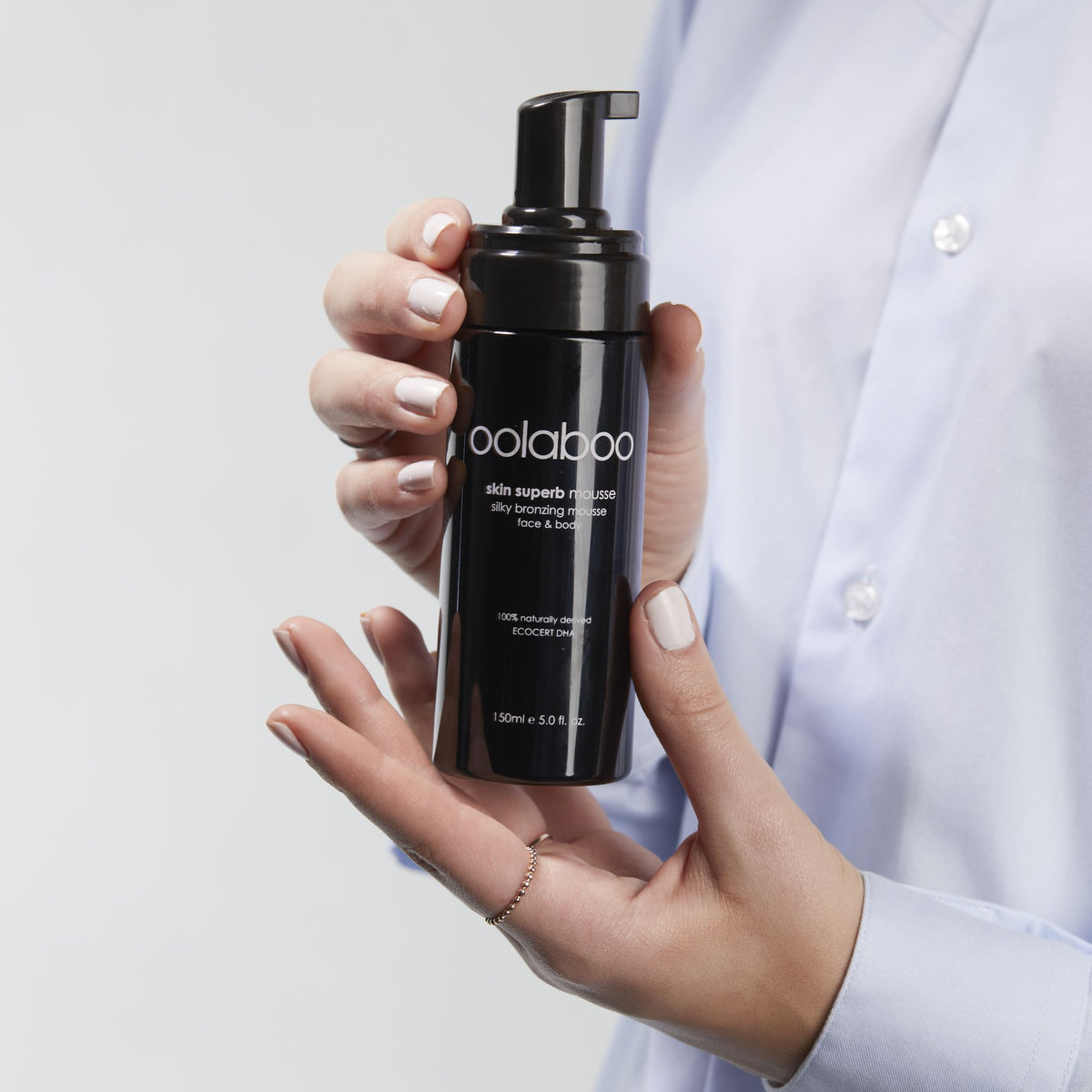 Oolaboo Skin Superb Silky Bronzing Mousse in de hand