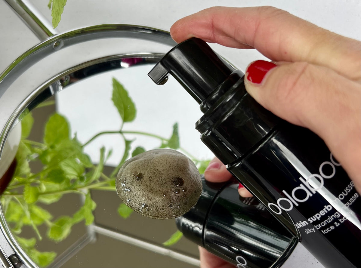 Oolaboo Skin Superb Silky Bronzing Mousse met pompje mousse in de hand