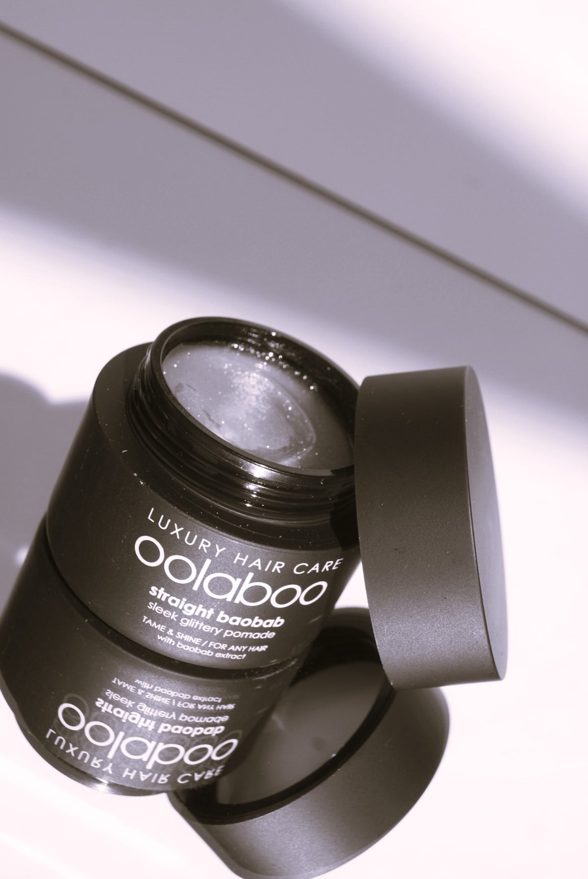 Oolaboo Straight Baobab Pomade geopend potje met pommadetextuur
