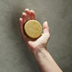 Oolaboo Super Foodies Eco Shampoo Bar in de hand