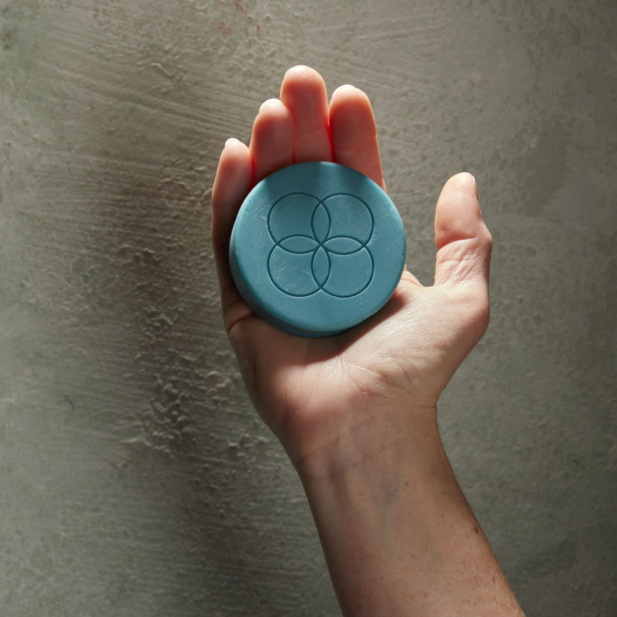 Oolaboo Super Foodies Face Cleansing Bar in de hand