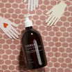 Oolaboo Super Foodies No Rinse Hand Gel tussen papieren handen
