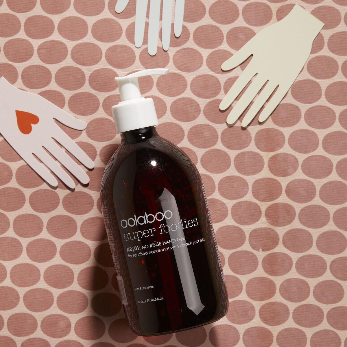 Oolaboo Super Foodies No Rinse Hand Gel tussen papieren handen