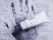 Oolaboo Super Foodies Velvety Hand Lotion op een handafdruk