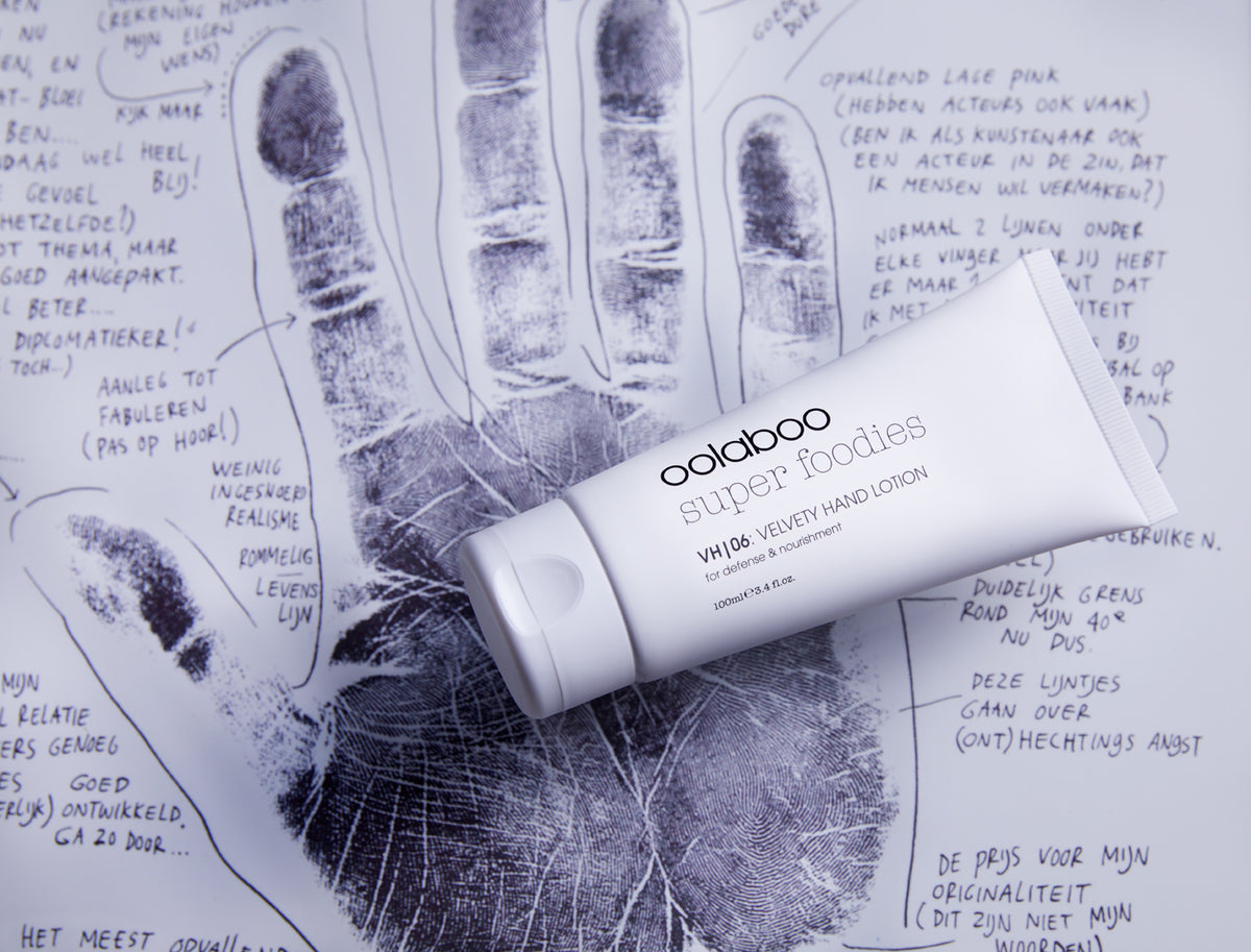 Oolaboo Super Foodies Velvety Hand Lotion op een handafdruk