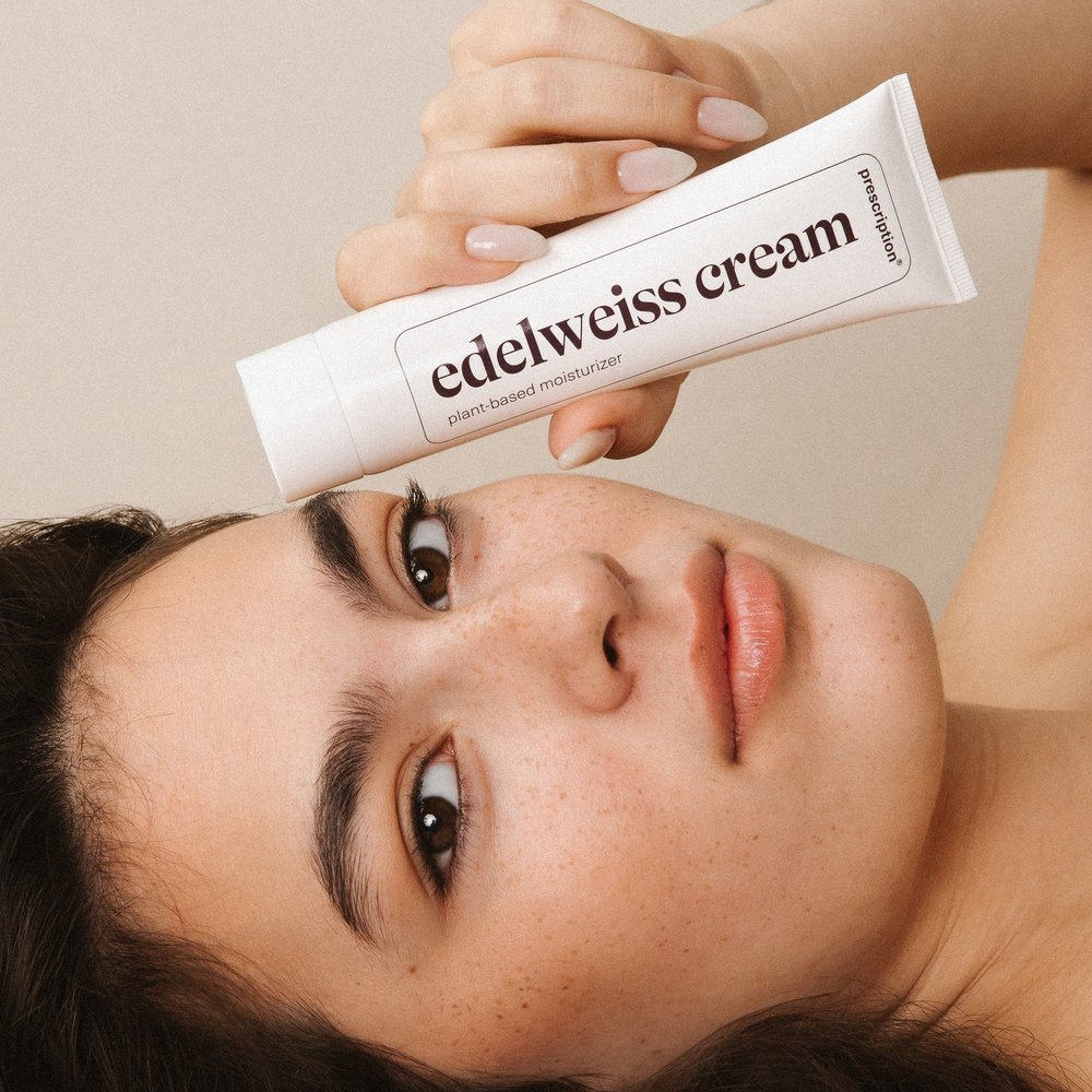 Prescription Edelweiss Cream 100ml tube bij het gezicht van model