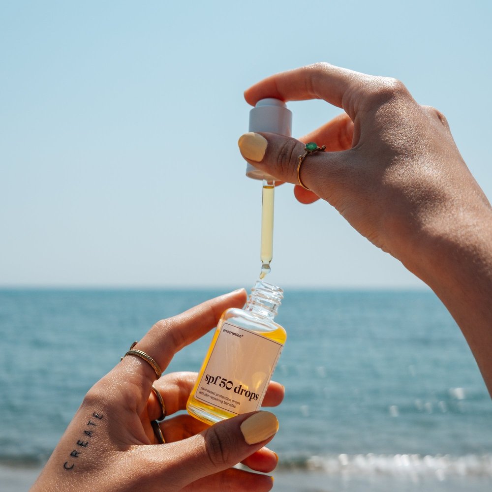 Prescription SPF50 Drops 30ml pipet en flacon bij de zee