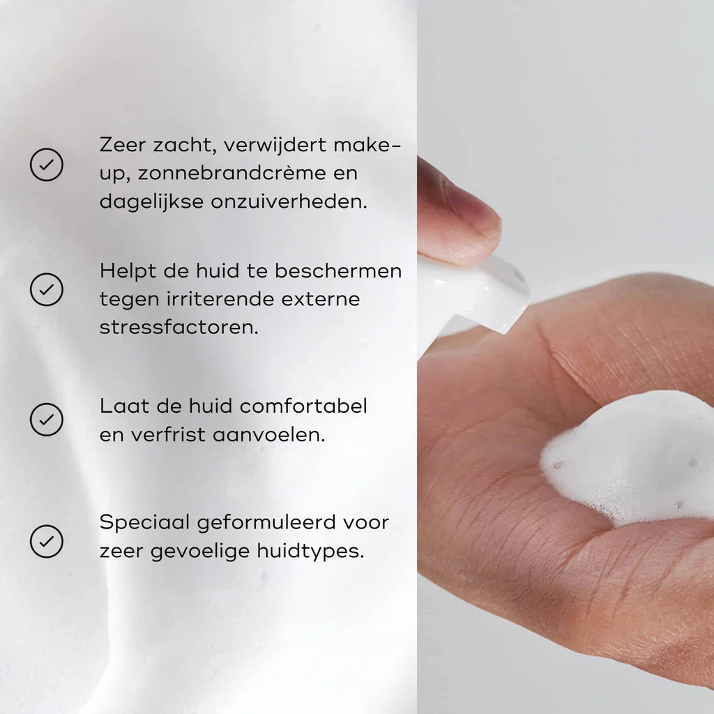 Medik8 Gentle Cleanse schuim in de hand met voordelen