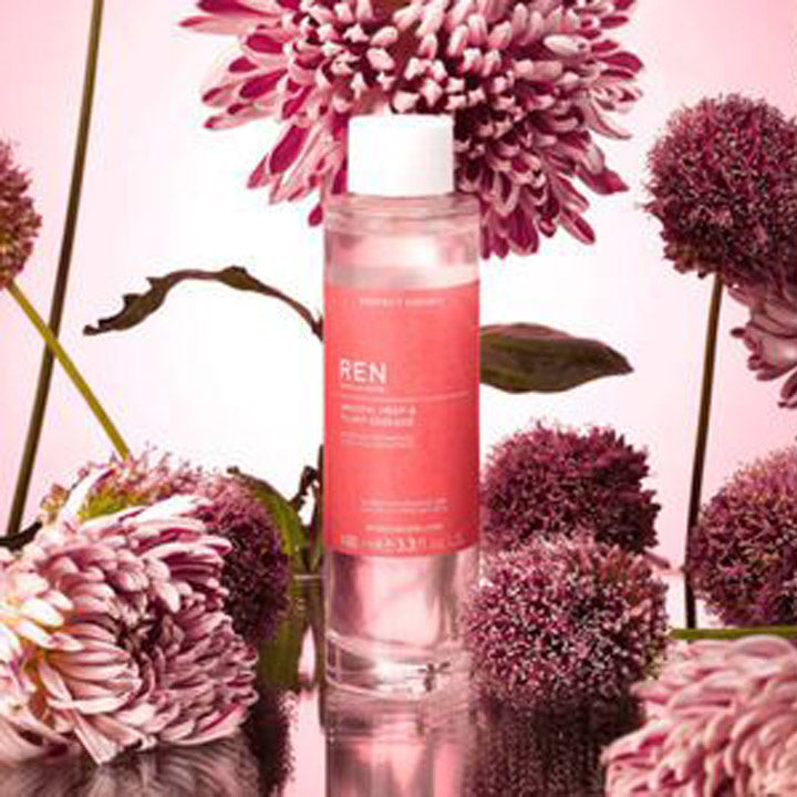 REN Clean Skincare Smooth, Prep & Plump Essence sfeer