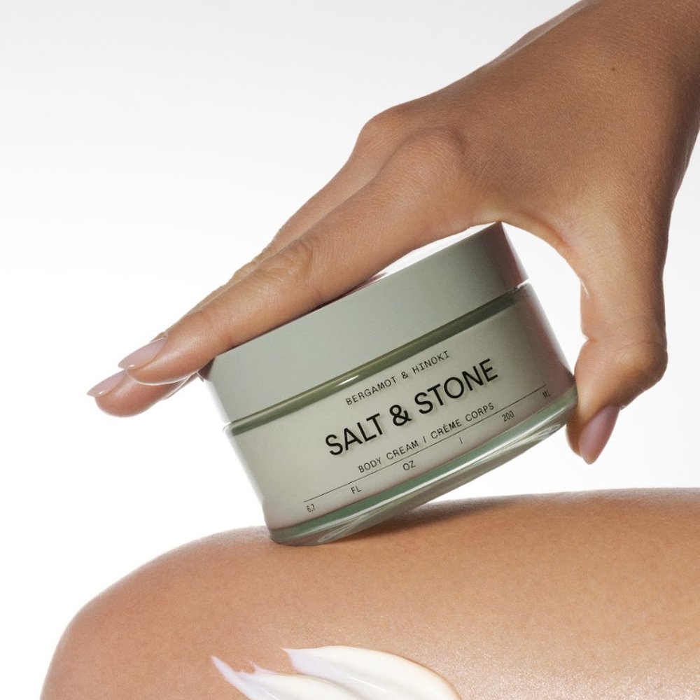 Salt & Stone Body Cream Bergamot & Hinoki 200ml aangebracht op de knie