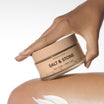 Salt & Stone Body Cream Saffron & Cedar 200ml aangebracht op de knie