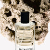 Salt & Stone Body Mist Bergamot & Hinoki 100ml flacon op koraalsteen