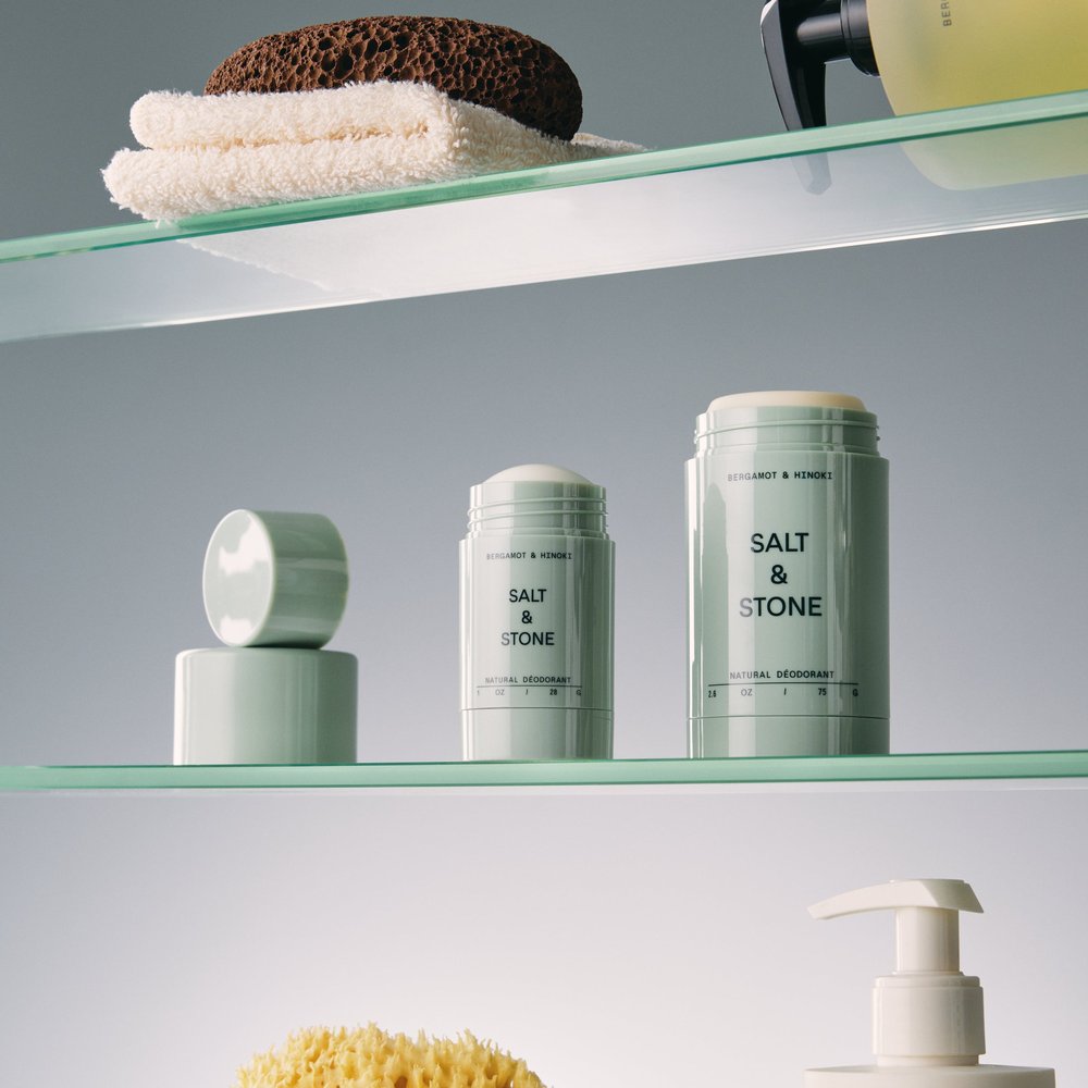 Salt & Stone Deodorant Gel Bergamot & Hinoki Sensitive 75gr sticks op een plank