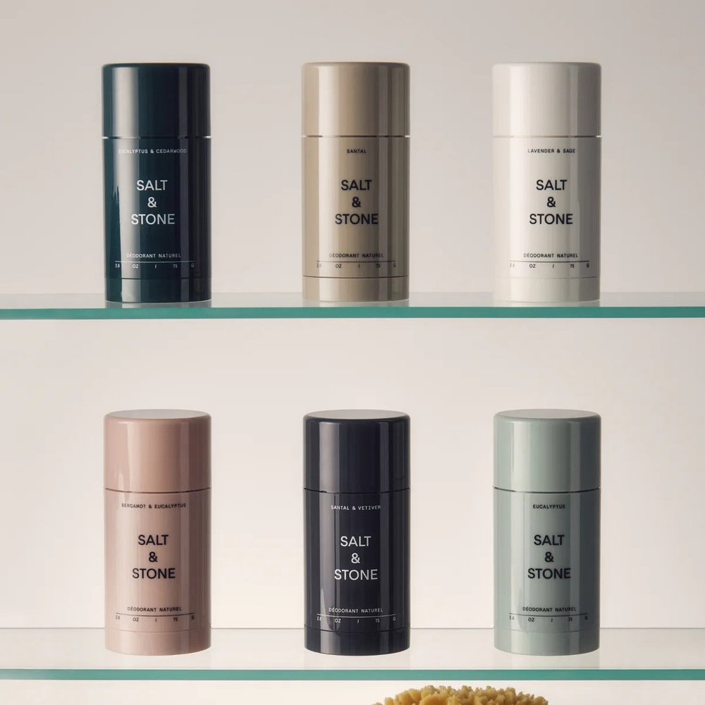 Salt & Stone Deodorant Santal & Vetiver 75gr deodorants op een plank