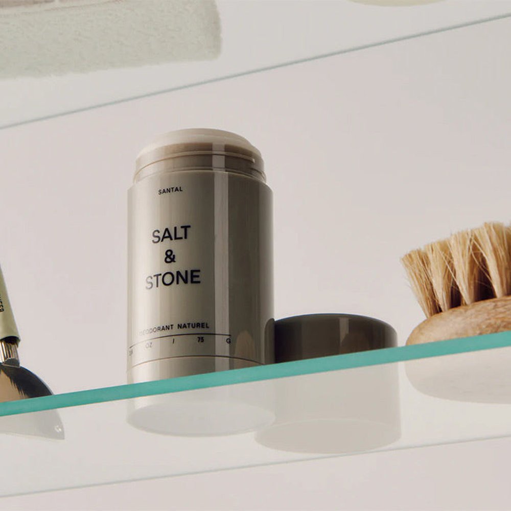 Salt & Stone Deodorant Santal & Vetiver 75gr stick op een plank
