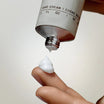 Salt & Stone Hand Cream Neroli & Basil 60ml crème op een vinger