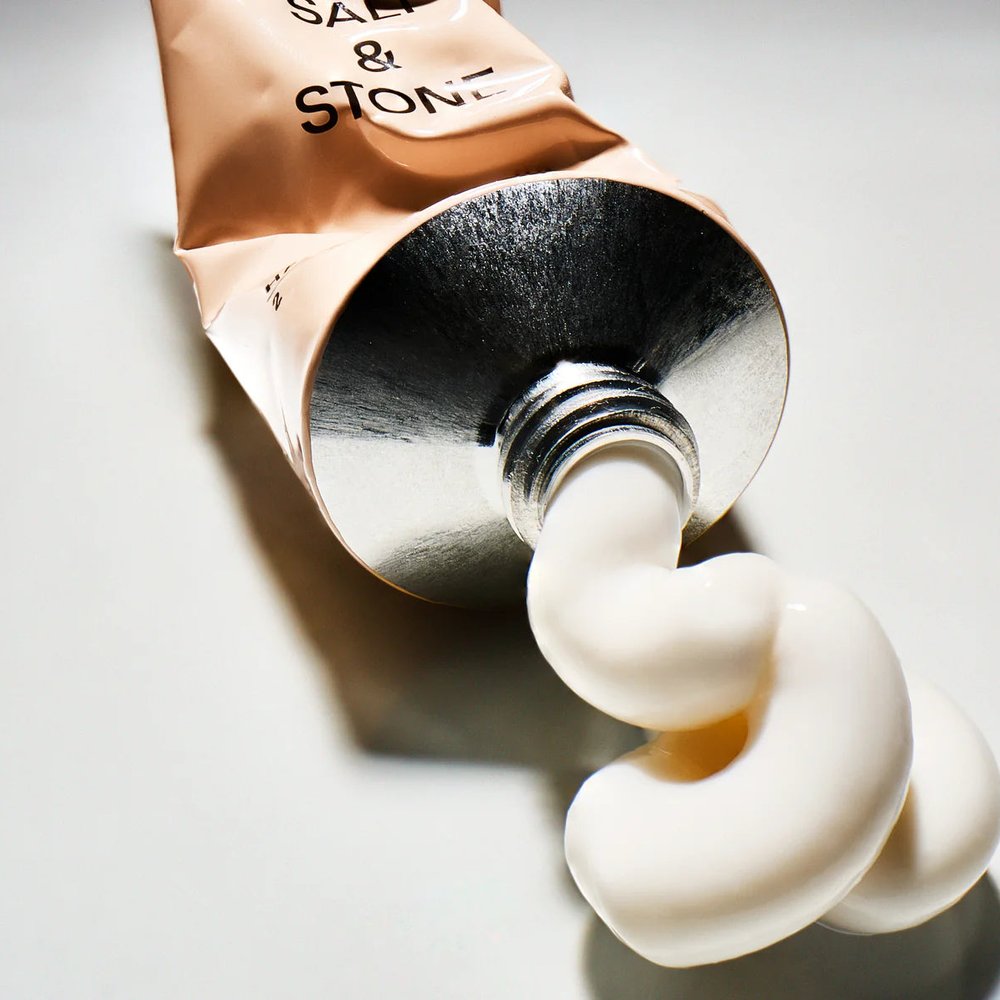 Salt & Stone Hand Cream Saffron & Cedar 60ml tube met crème