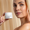 Sensilis Peptide [AR] Balm 50ml model houdt de pot vast